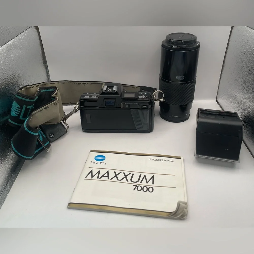 Minolta Maxxum 7000 AF 35mm SLR Camera Bundle
